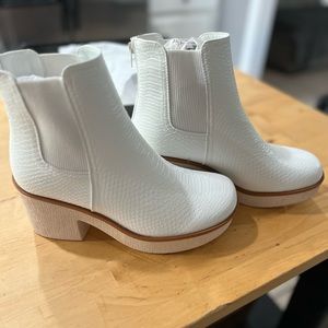 Pierre Dumas white snakeskin platform boots- size 10
